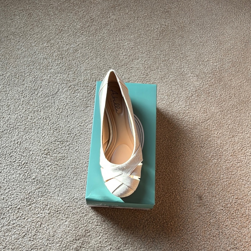 Abella Natural Multifabric Size 8.5